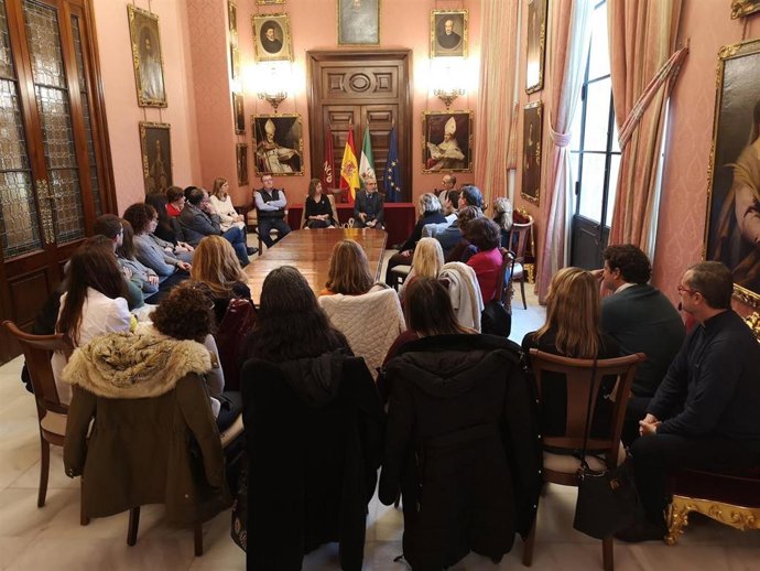 Archivo - El delegado de Hábitat Urbano y Cohesión Social, Juan Manuel Flores, en una reunión con el personal contratado para el programa para la formación e inserción laboral de personas desempleadas y en riesgo de exclusión social (Redes+), en una fot