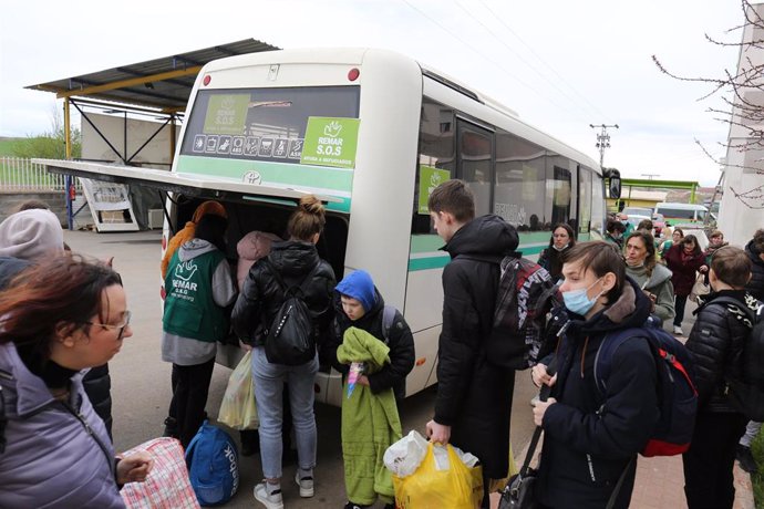 Varias personas refugiadas, en la sede de REMAR en Madrid, suben al autobús hacia la estación Sur madrileña, desde donde partirán a otros destinos, tras haber finalizado un viaje organizado por REMAR RUMANÍA para escapar de Ucrania, a 17 de marzo de 202