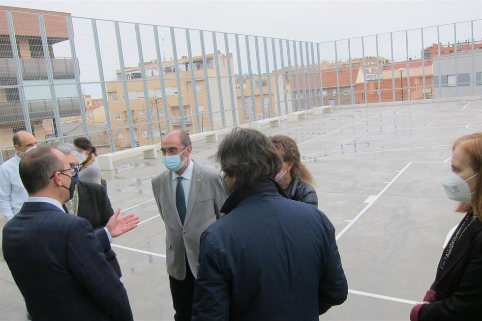 Lambán visita el Centro Integrado Río Sena del barrio de Miralbueno de Zaragoza.