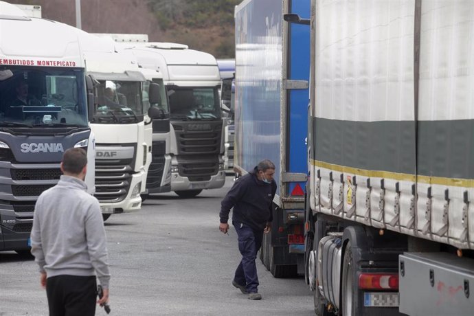 Varios camiones estacionados durante el cuarto día de paros en el sector de los transportes.