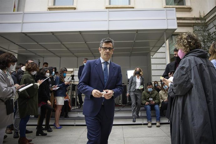 El ministro de la Presidencia, Félix Bolaños, a su llegada a una rueda de prensa 