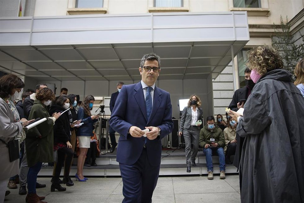 El ministro de la Presidencia, Félix Bolaños, a su llegada a una rueda de prensa 