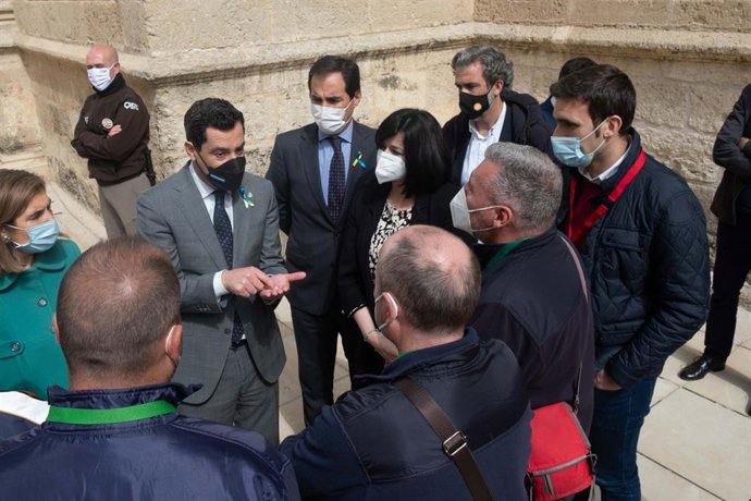 Representantes de CSIF con el presidente de la Junta, Juanma Moreno, en el Parlamento de Andalucía.
