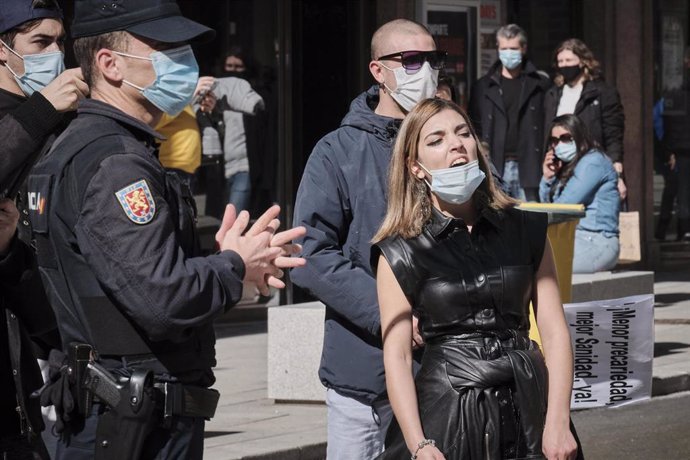 Archivo - La joven conocida por su intervención en un discurso neonazi, Isabel Peralta durante una manifestación convocada por la Coordinadora  Antiprivatización de la Sanidad (CAS) frente a la privatización de la Sanidad Pública en Madrid 