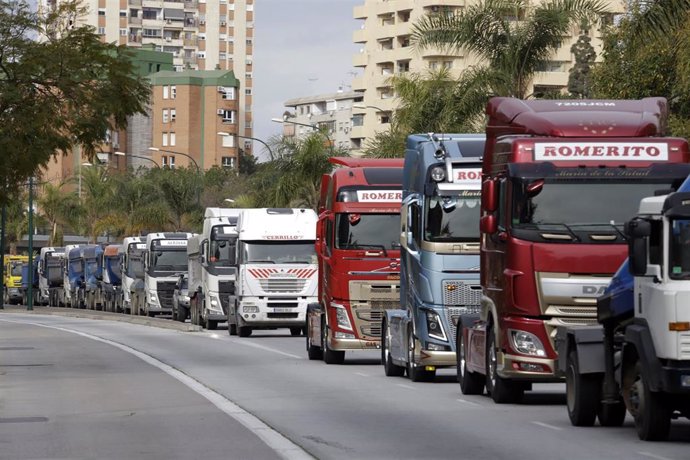 Cientos de transportistas se manifiestan por la subida de los carburantes uniéndose así a las protestas de otras ciudad del país a 17 de marzo de 2022 en Málaga (Andalucía, España)