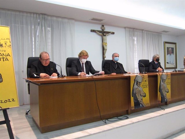 Ell arzobispo de Mérida-Badajoz, Celso Morga, y el alcalde de Badajoz, Ignacio Gragera, en la presentación de la Semana Santa de Badajoz 2022