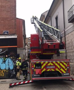 Los Bomberos de Valladolid intervienen por el incendio de un local en la calle Torrecilla.