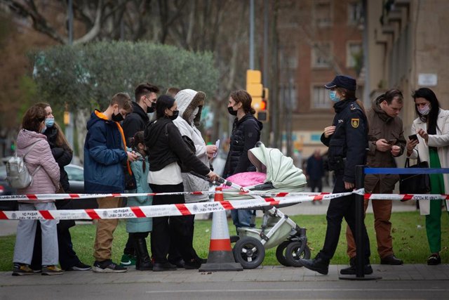 Personas refugiadas por la invasión rusa a Ucrania están haciendo cola estos días en comisaría de la Policía Nacional de la Verneda, la única de Barcelona donde pueden tramitar por el momento el reconocimiento de protección temporal.