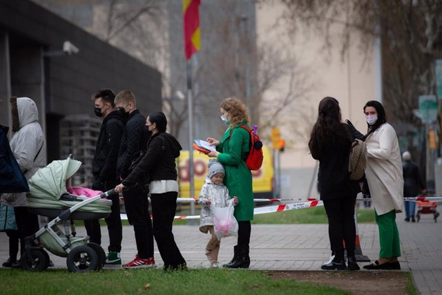 Un grupo de refugiados ucranianos esperan para iniciar los trámites necesarios tras su llegada a España, en la comisaría de Policía Nacional de La Verneda, a 17 de marzo de 2022, en Barcelona, Catalunya (España). 