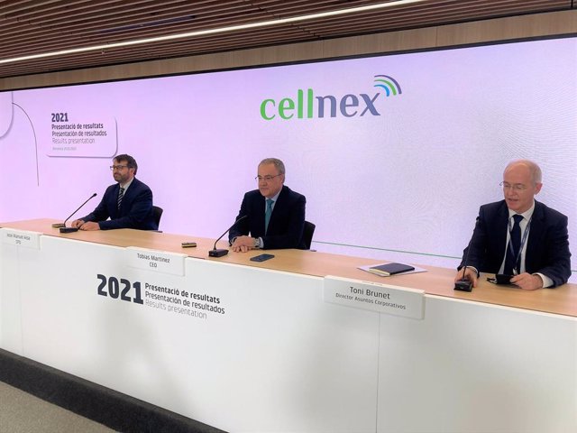 El consejero delegado de Cellnex, Tobias Martínez, junto al director financiero y de M&A, José Manuel Aisa, y al director de Asuntos Corporativos, Toni Brunet, en rueda de prensa