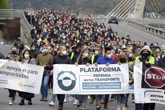 Transportistas de la Asociación Empresarial de Transporte de Mercancías por Carretera de Galicia participan con pancartas en una marcha de protesta hasta la Subdelegación del Gobierno de Ourense, a 17 de marzo de 2022, en Ourense, Galicia (España). El p