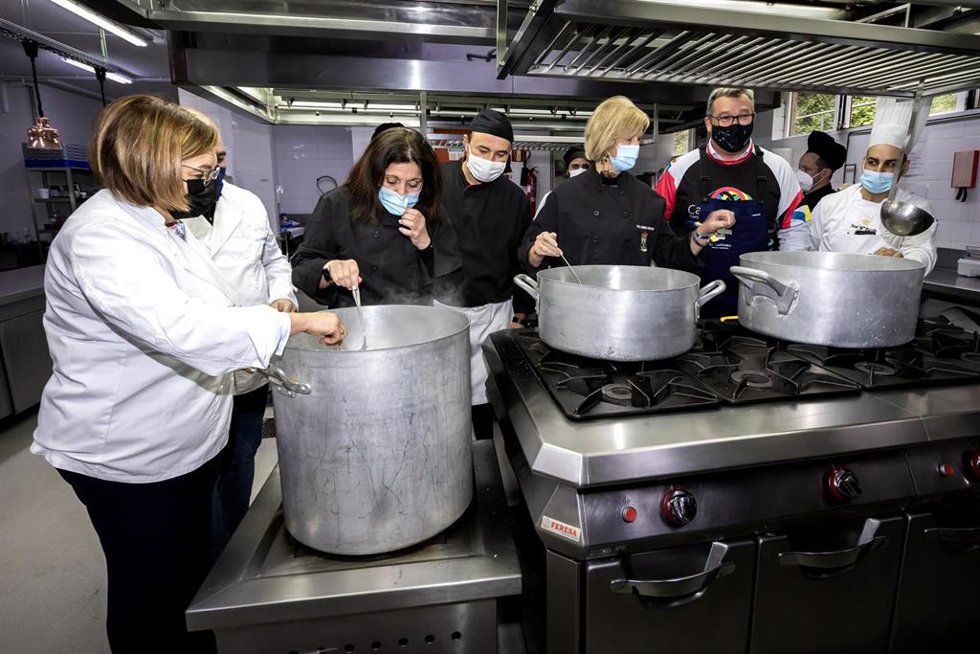 La consejera de Educación y Formación Profesional, Marina Lombó, asiste al  maratón gastronómico solidario  por Ucrania  Del IES Fuente Fresnedo de Laredo