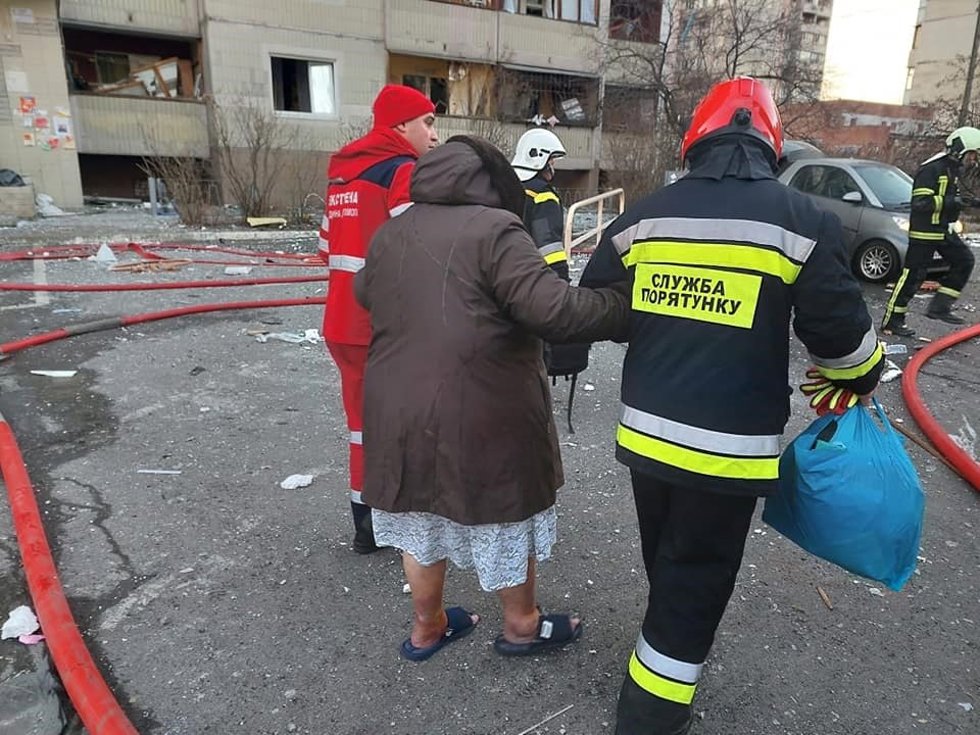 Una mujer es evacuada tras un bombardeo en una zona residencial en la capital, Kiev