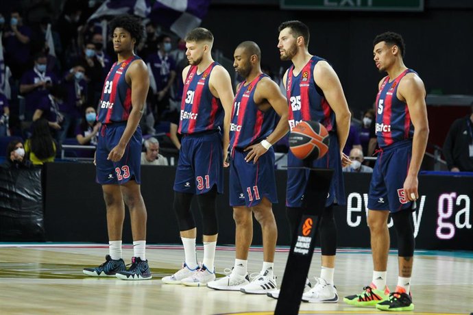 Archivo - Los jugadores de Baskonia Steven Enoch, Rokas Giedraitis, Jayson Granger, Alec Peters y Wade Baldwin, antes del partido de Euroliga ante el Real Madrid en el WiZink Center en la temporada 2021-2022.