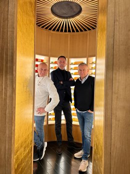 Jose Polo y Toño Perez  junto  al gerente de Correduría de Seguros Sánchez Castañón de Zafra (Badajoz )