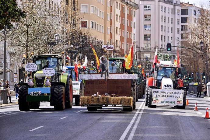 Manifestantes y tractores, con pancartas y banderas de España, en una marcha hacia la Plaza de Correos, a 4 de marzo de 2022, en Santander, Cantabria, (España). La protesta, convocada por UGAM-COAG, ASAJA, UPA y AIGAS bajo el lema 'Nos hacen la vida imp