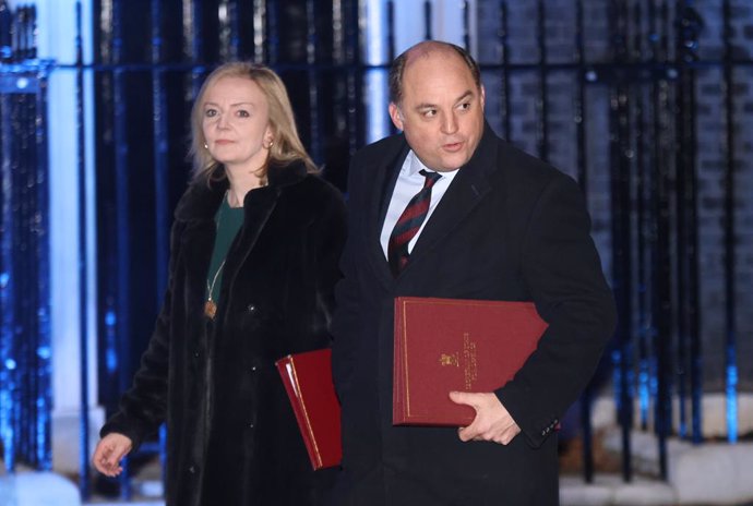 24 February 2022, United Kingdom, London: UK Foreign Secretary Liz Truss (L)and Defense Secretary Ben Wallace leave Downing Street, after a Cabinet meeting on the Ukraine crisis. Photo: James Manning/PA Wire/dpa