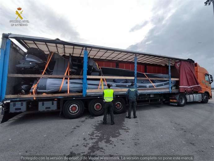 Camión con una "narcolancha" en su remolque estacionado en el Delta de l'Ebre  (Tarragona)