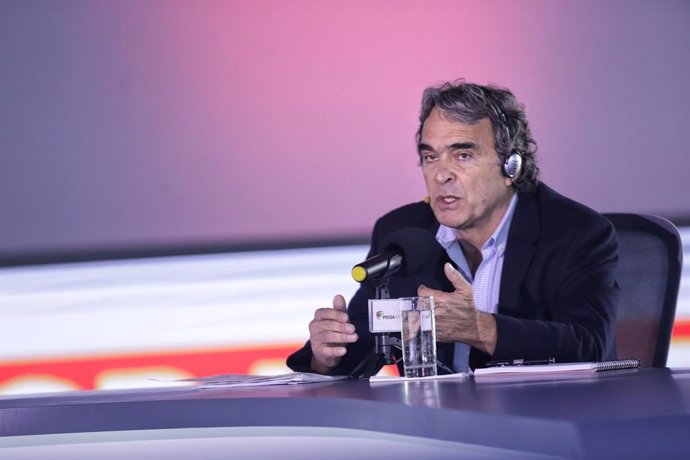 Archivo - 27 January 2022, Colombia, Bogota: Presidential candidate of the Compromiso Ciudadano party for the upcoming Colombian elections Sergio Fajardo, participates in a debate with candidates Federico Gutierrez and Gustavo Preto. The Colombian popul