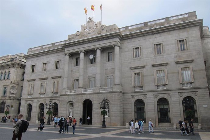 Archivo - Fachada del Ayuntamiento de Barcelona, en una imagen de archivo