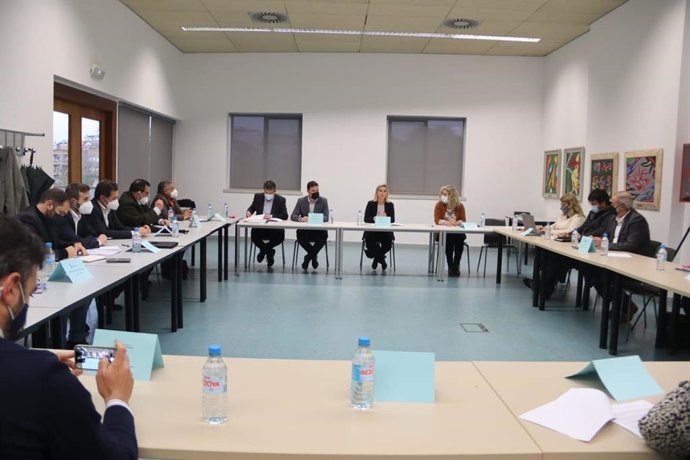 El Ayuntamiento de Alcalá, presidido por su alcaldesa, Ana Isabel Jiménez, impulsa la constitución de un Pacto Local por el Empleo.