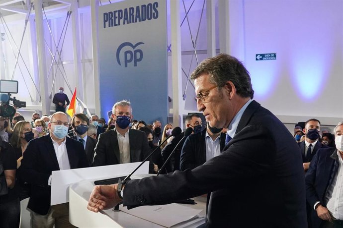 El presidente de la Xunta de Galicia y candidato a la presidencia del PP nacional, Alberto Núñez Feijóo, interviene en la celebración de un acto del PP de Galicia, a 16 de marzo de 2022, en Santiago de Compostela, A Coruña, Galicia (España).