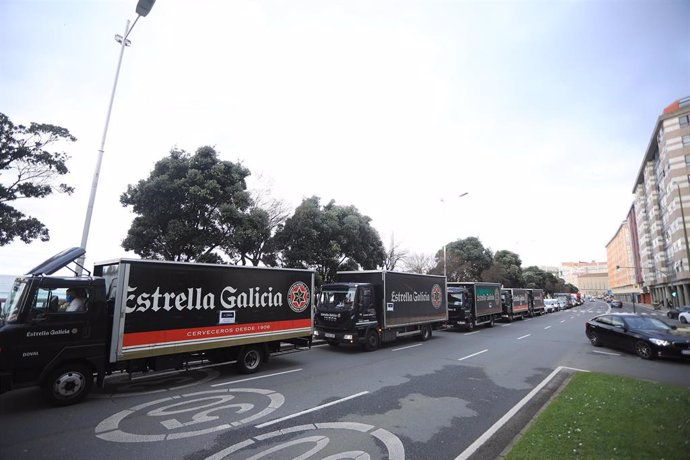 Archivo - Varios furgones de Estrella Galicia participan en una caravana de protesta convocada por el sector hostelero en A Coruña, Galicia, (España), a 28 de enero de 2021. La manifestación, convocada por SHOSTALERÍA, se produce tras el anuncio de nuev