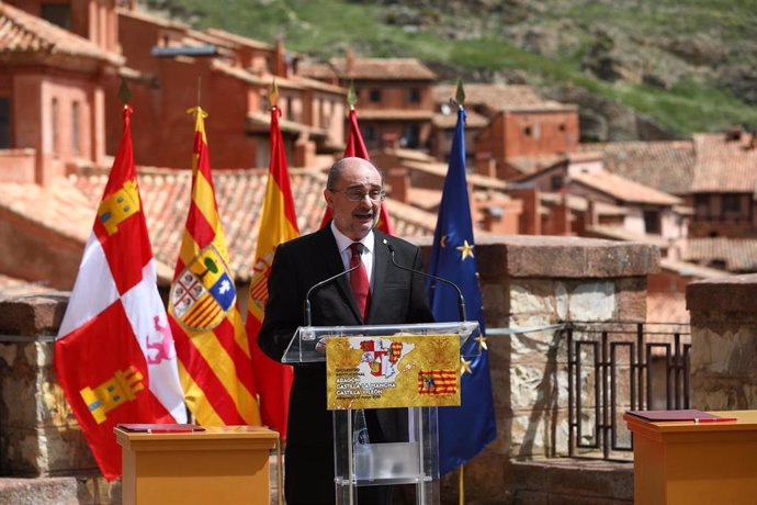 Foto de archivo del presidente del Gobierno de Aragón, Javier Lambán, en un encuentro en Albarracín (Teruel) con sus homólogos de  Castilla y León y Castilla-La Mancha.