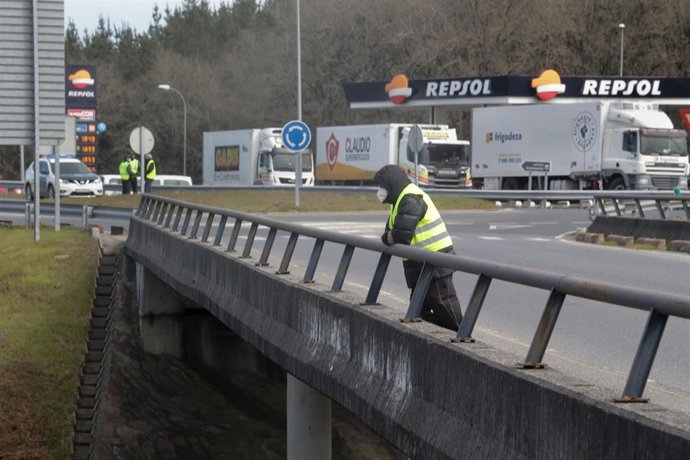 Un miembro de un piquete observa la Autovía A6, durante el cuarto día de paros en el sector de los transportes, a 17 de marzo de 2022, en O Corgo, Lugo, Galicia (España). 