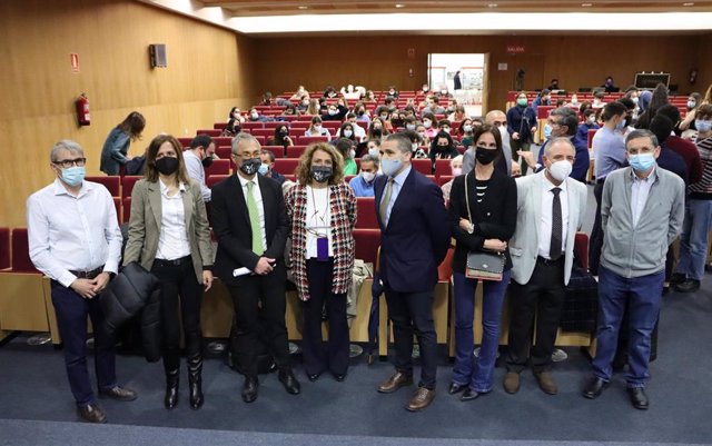Autoridades y asistentes en las jornadas 'Vacunas 2022' en la Universidad de Salamanca.