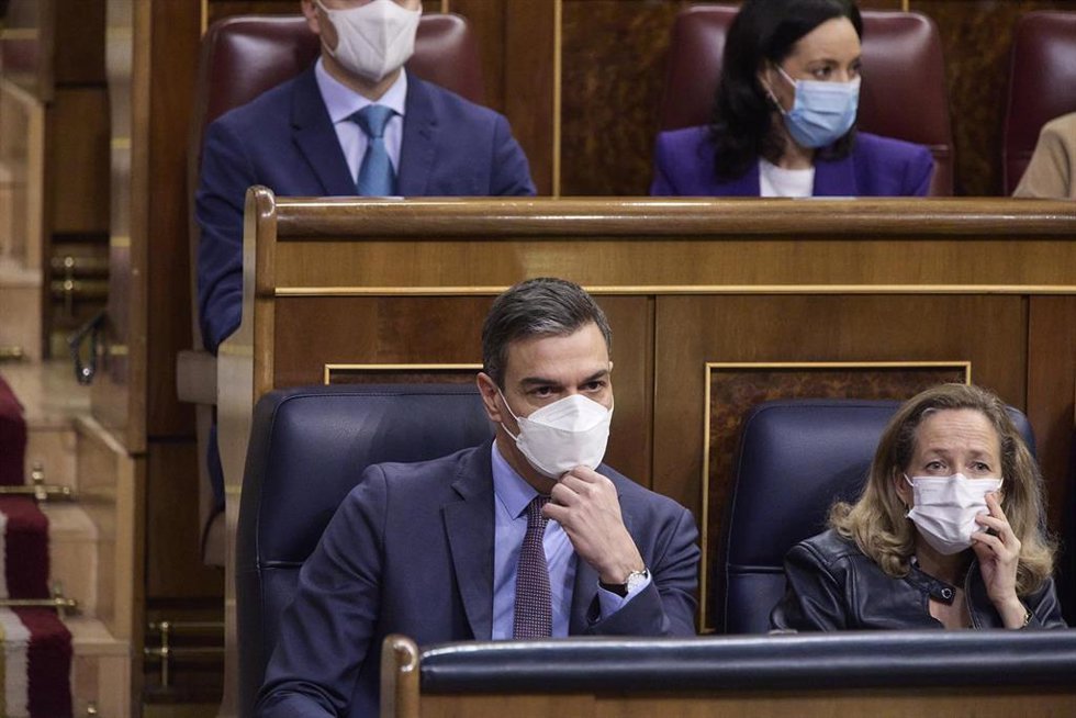 El presidente del Gobierno, Pedro Sánchez, y la vicepresidenta primera y ministra de Asuntos Económicos, Nadia Calviño, en una sesión plenaria, en el Congreso