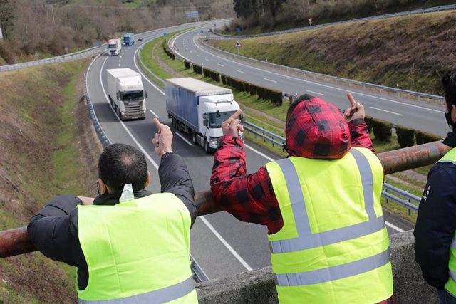 Dos miembros de un piquete insultan y hacen gestos a los camiones durante la huelga de transportes