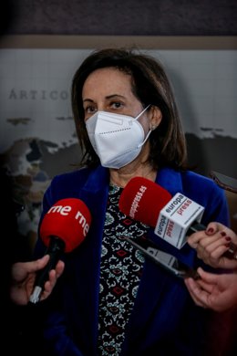 La ministra de Defensa, Margarita Robles, ofrece declaraciones a los medios de comunicación en el acto de reconocimiento de las Fuerzas Armadas al Comité Español de Representantes de Personas con Discapacidad (CERMI)
