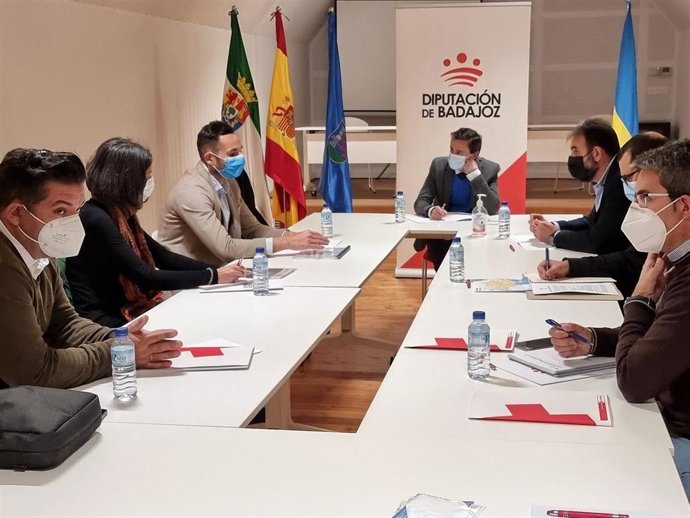 Reunión del presidente de la Diputación de Badajoz, Miguel Ángel Gallardo, con representantes de Cruz Roja, Médicos del Mundo y Farmamundi