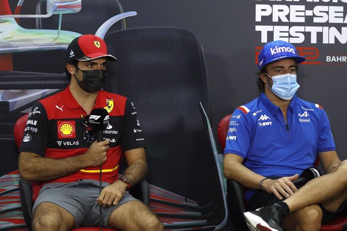 Carlos Sainz y Fernando Alonso durante una rueda de prensa durante la pretemporada