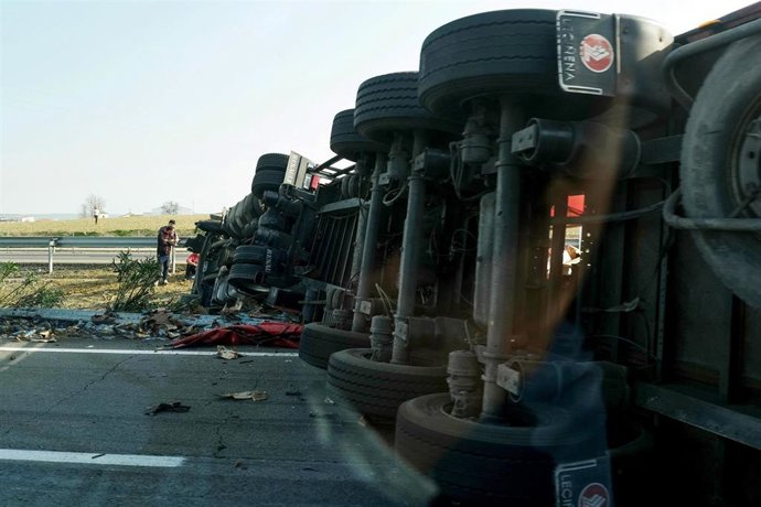 Archivo - Imagen de archivo de un camión volcado