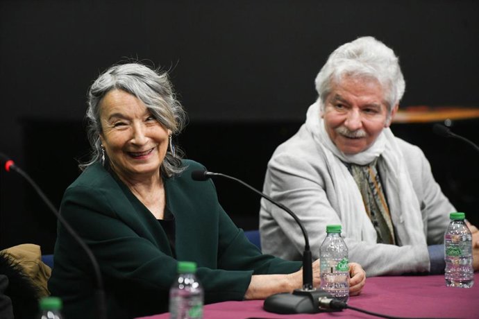 La actriz Petra Martínez junto al director del festival, Emiliano Allende.
