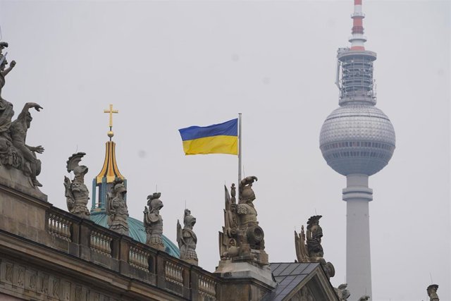 17 March 2022, Berlin: A Ukrainian flag flies on the roof of the German Historical Museum, while the TV tower can be seen in the background. Numerous public institutions express their solidarity with Ukraine against the Russian invasion. Photo: Jörg Carst