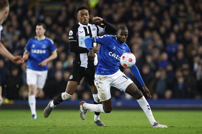 17 March 2022, United Kingdom, Liverpool: Newcastle United's Joe Willock (L) and Everton's Abdoulaye Doucoure battle for the ball during the English Premier League soccer match between Everton and Newcastle United at Goodison Park. Photo: Richard Seller