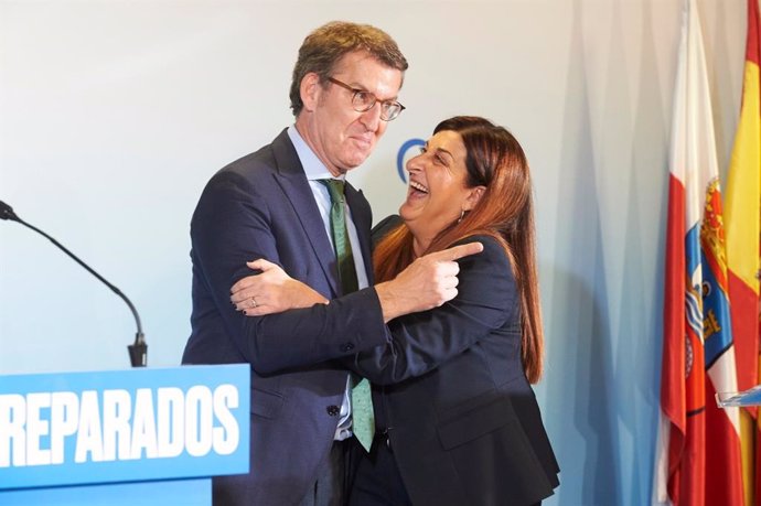 El candidato a la Presidencia del PP, Alberto Núñez Feijoo, y la presidenta del PP de Cantabria, María José Sáenz de Buruaga