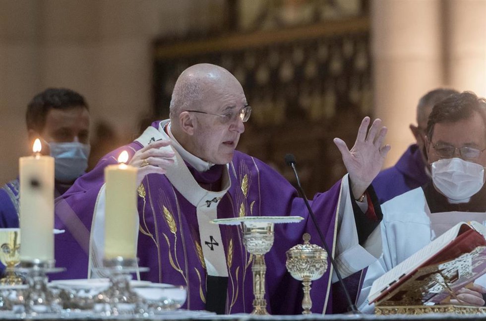 Archivo - El Cardenal Arzobispo de Madrid, don Carlos Osoro, preside la Misa Solemne en la Catedral de la Almudena en recuerdo a las víctimas de la explosión de gas de la calle Toledo en el aniversario del accidente, a 22 de enero de 2022, en Madrid (Es