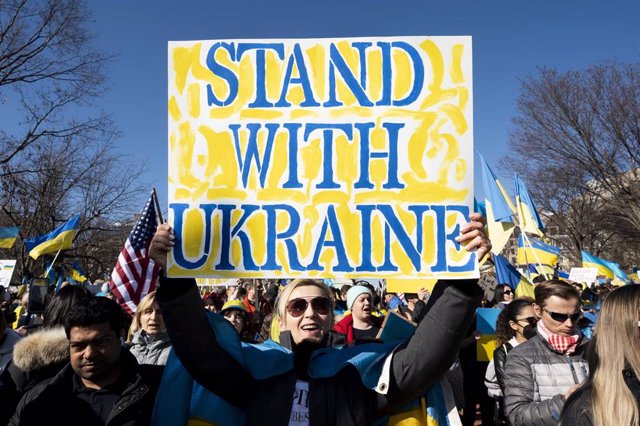 Una manifestante con una pancarta a favor de Ucrania en Washington