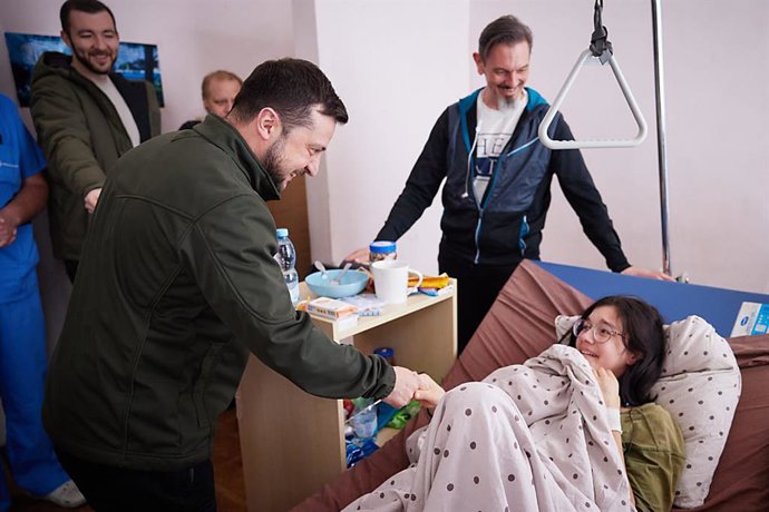 HANDOUT - 17 March 2022, Ukraine, Kiev: Ukrainian President Volodymyr Zelensky visits wounded residents of the Kyiv region at a hospital. Photo: -/President Of Ukraine/ZUMA Press Wire Service/dpa - ACHTUNG: Nur zur redaktionellen Verwendung und nur mit 