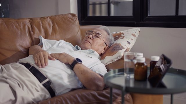 Archivo - Hombre mayor tomando la siesta