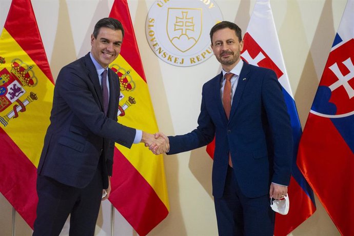 El presidente del Gobierno, Pedro Sánchez, junto al primer ministro de Eslovaquia Eduard Heger en una reunión este miércoles en Bratislava.