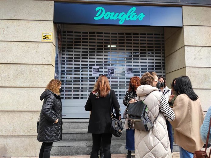 Archivo - Las trabajadoras de la cadena de perfumerías Douglas han clausurado sus tiendas a modo de protesta por la decisión de la compañía de cerrar 103 tiendas, tres de ellas en Asturias.