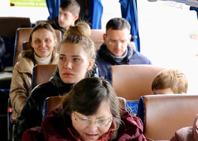 Varias personas a bordo de un autobús llegan a la sede de REMAR en Madrid tras haber finalizado un viaje organizado por REMAR RUMANÍA para escapar de Ucrania