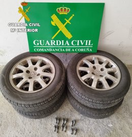 Llantas y neumáticos sustraidos a un vehículo por lo que han sido detenidos tres individuos n Boiro y Rianxo.