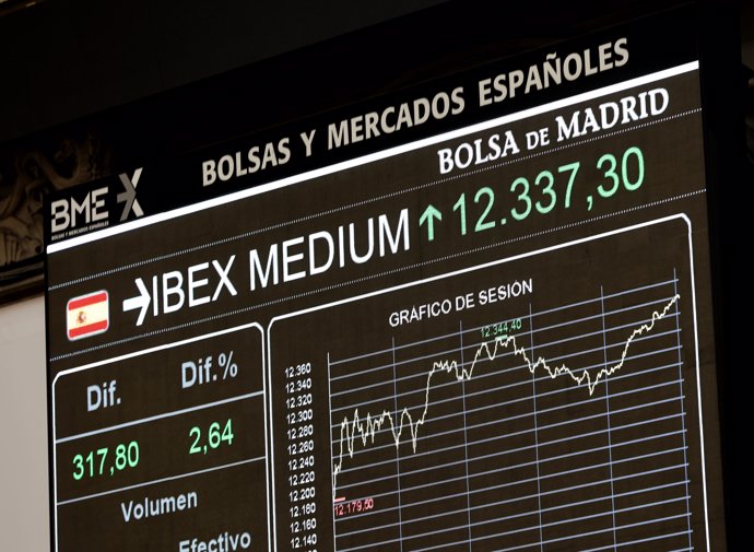 Índices bursátiles en los paneles del Palacio de la Bolsa, a 9 de marzo de 2022, en Madrid (España). 