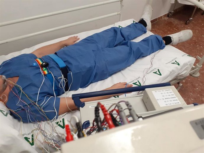 Un paciente se somete a pruebas en la Unidad del Sueño del Macarena.